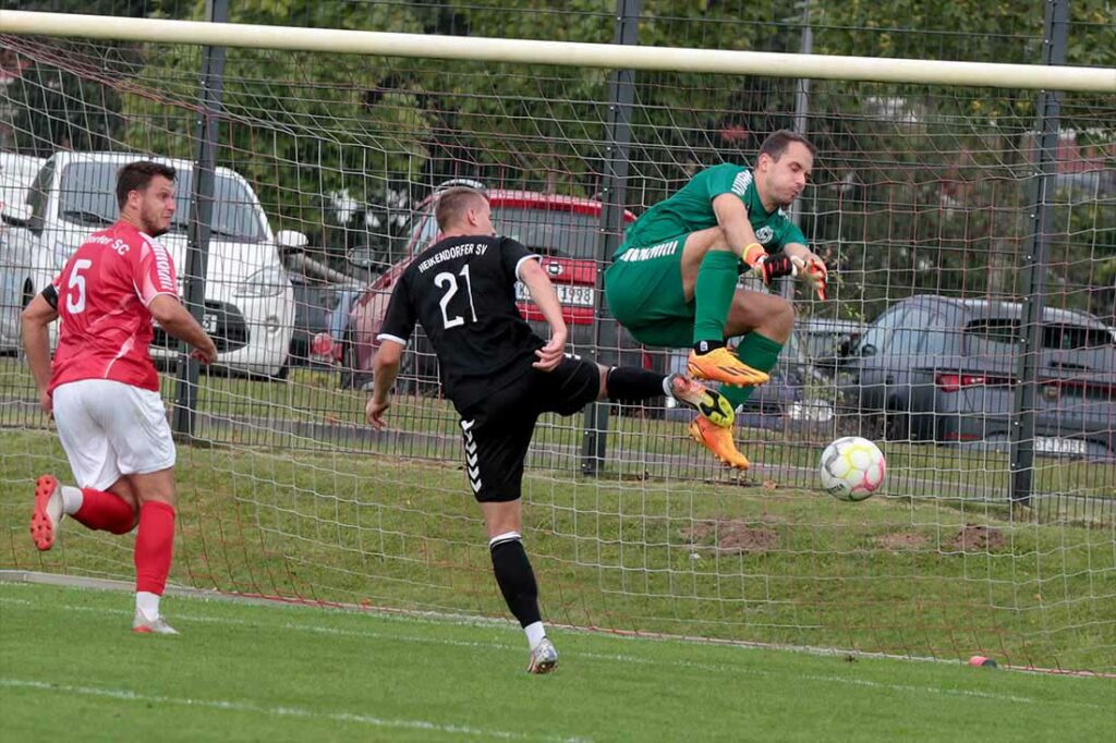 Keeper Daniel Quoos (Gettorfer SC) rettet gegen Yanick Meenken (Heikendorfer SV). © 2024 Ismail Yesilyurt Keeper Daniel Quoos (Gettorfer SC) rettet gegen Yanick Meenken (Heikendorfer SV). © 2024 Ismail Yesilyurt