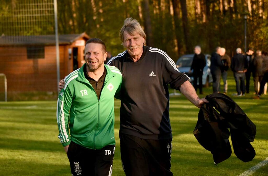 Das Trainergespann des SVB – rechts Thomas Eggers (SV Boostedt) sind guter Ding. © 2025 Olaf Wegerich Das Trainergespann des SVB - rechts Thomas Eggers (SV Boostedt) sind guter Ding. © 2025 Olaf Wegerich