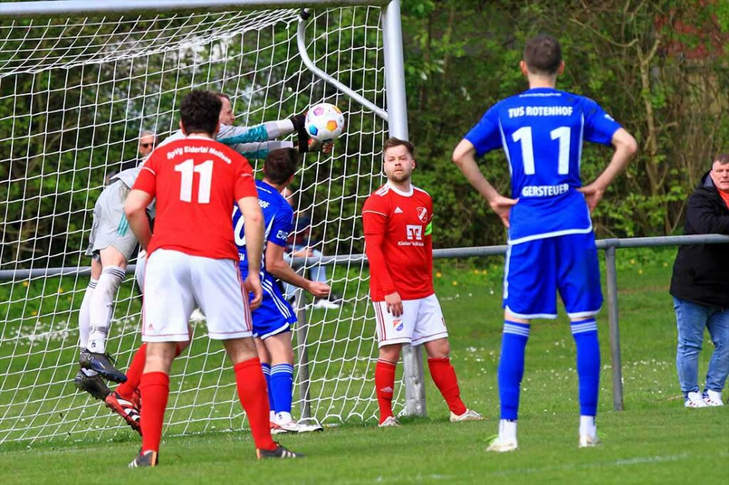 Die Szene kurz vor dem 0-1. Die Faustabwehr von Keeper Fynn Mohr (Eidertal), von Kenneth Traulsen (Rotenhof) gestört, gerät zu kurz. © 2024 Ismail Yesilyurt 