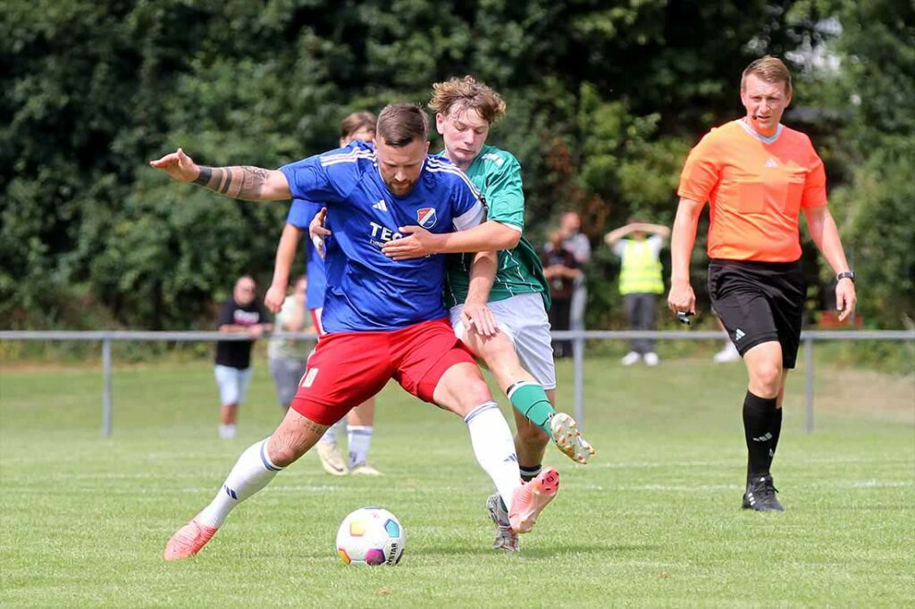 Hartnäckiger Gegenspieler für Tom Wüller (am Ball, Eidertal Molfsee). Jaromir Grimm (VfB Lübeck) kann den ballsicheren Wüllner gleich nur durch ein Foul bremsen. © 2024 Ismail Yesilyurt