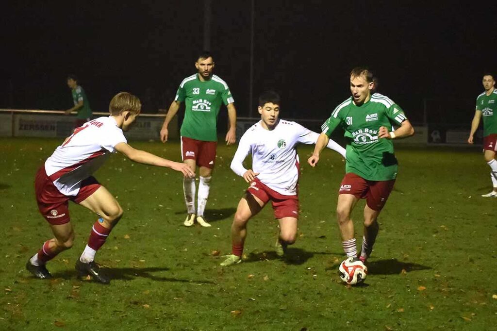 Tim Sienknecht (MTSV Hohenwestedt), Ramz Demir (Mitte) und Michael Lehnfeld (li., VfB Lübeck II) im Kampf um den Ball. © 2024 Olaf Wegerich