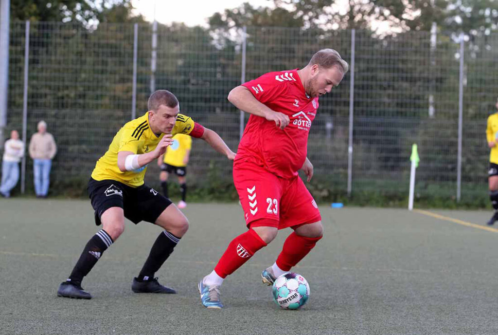 Christoph Hagge (Slesvig IF) erzielt die 1:0-Halbzeitführung gegen den TSV Rantrum. Links Fabian Hunze (TSV Altenholz). © 2024 Ismail Yesilyurt Christoph Hagge (Slesvig IF) erzielt die 1:0-Halbzeitführung gegen den TSV Rantrum. Links Fabian Hunze (TSV Altenholz)© 2024 Ismail Yesilyurt
