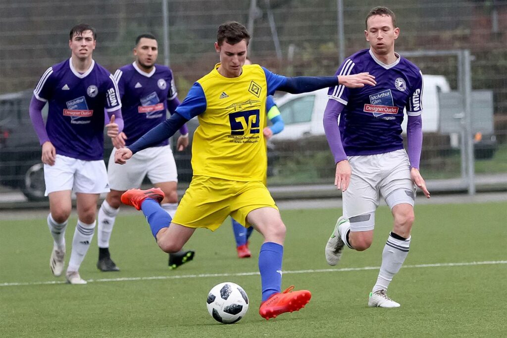 Felix Struck (Osterrönfelder TSV) erzielt die Hälfte der 14 Tore des Landesligisten im Kreispokal bei Borussia Rendsburg. © 2022 Ismail Yesilyurt Felix Struck (Osterrönfelder TSV) erzielt die Hälfte der 14 Tore des Landesligisten im Kreispokal bei Borussia Rendsburg. © 2022 Ismail Yesilyurt