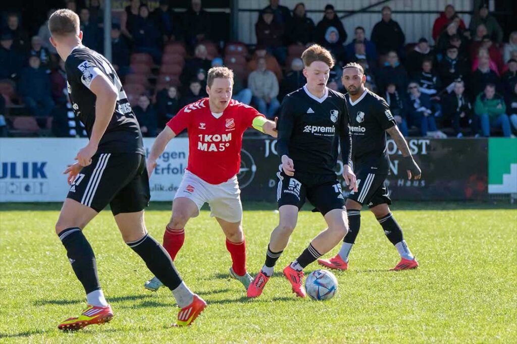 Der eingewechselte Mathis Harms (Heider SV) erobert im Mittelfeld den Ball gegen Nico Fischer (SV Eichede). © 2025 Volker Schlichting