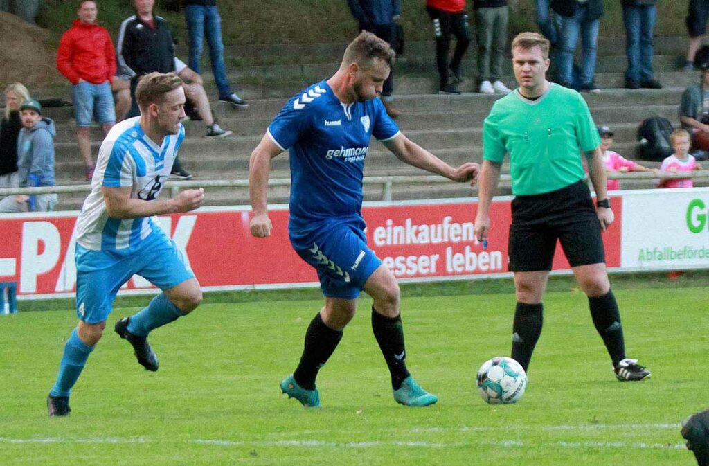 Philipp Grandt (mitte, Archivfoto) erzielt in der 93. Minute den Siegtreffer für den TSV Plön. © 2022 Ismail Yesilyurt Philipp Grandt (mitte) - mit zwei Toren Matchwinner für den TSV Plön (Archivfoto). © Ismail Yesilyurt