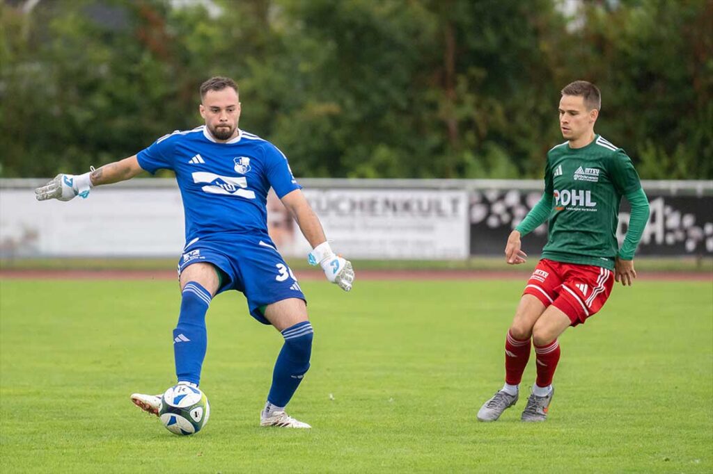 Thies Kochanski, der die Führung für den MTSV Hohenwestedt erzielt, setzt Heides Keeper Niklas Simson im Gruppenspiel unter Druck. © 2026 Volker Schlichting