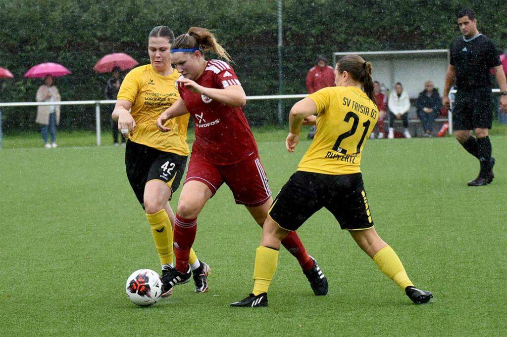 Emma Stoffers (Wahlstedt) nimmt die goldene Mitte gegen Nele Jensen (li.) und Ilca Ruoppertz (Frisia Risum-Lindholm). © 2023 Olaf Wegerich