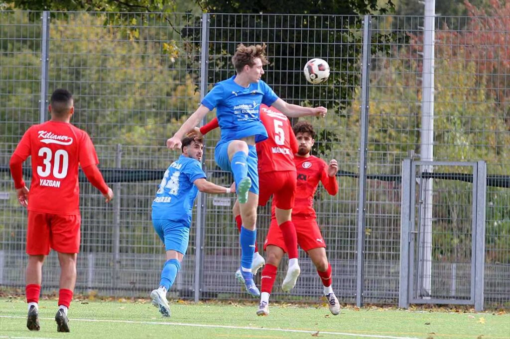 Nach diesem Kopfballduell zwischen Sören Leptin und Tom Warncke startet Hüseyin Abbas zum 1:2 los. © 2024 Ismail Yesilyurt