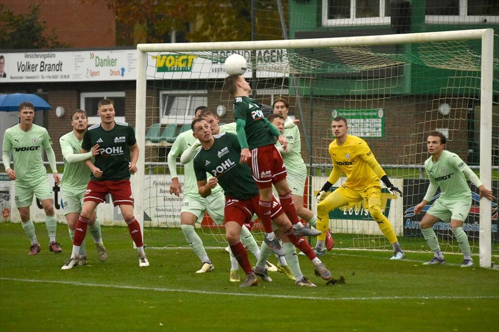 Der kleinste ist der Größte – Thies Kochanski glänzt im Kopfballduell. © 2025 Olaf Wegerich Der kleinste ist der Größte - Thies Kochanski glänzt im Kopfballduell. © 2025 Olaf Wegerich