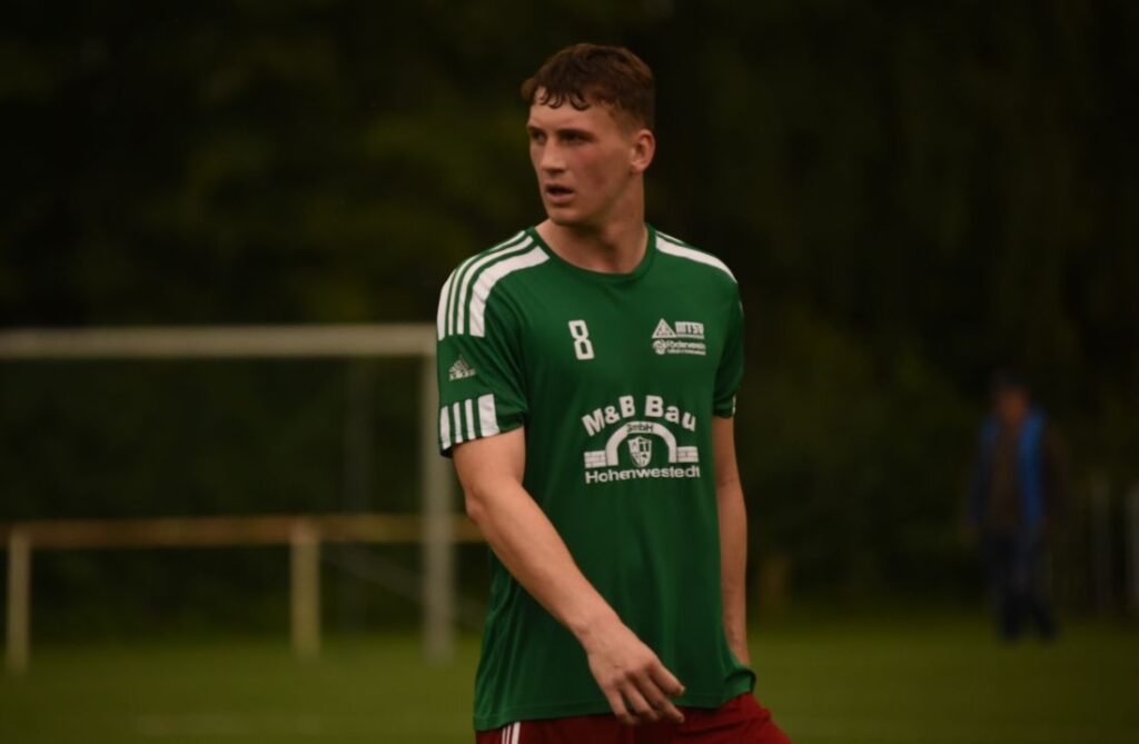 Luke Clasen hier noch im Trikot des MTSV Hohenwestedt wird sich wieder dem TSV Heiligenstedten anschliessen. © 2025 Olaf Wegerich