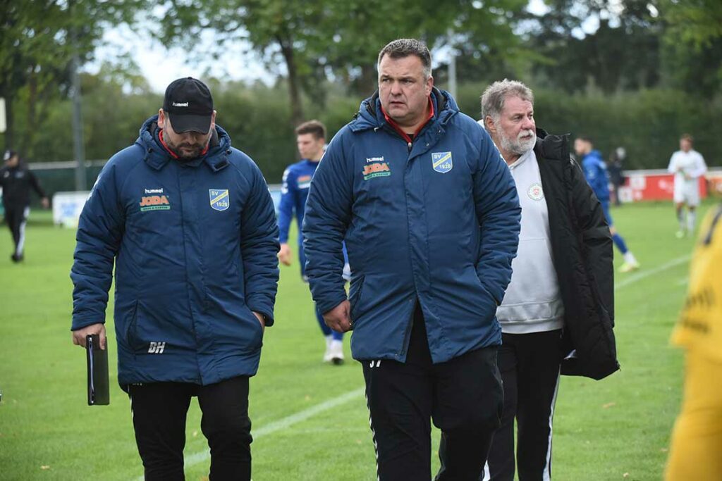 Todesfeldes Trainer Sven Tramm (mitte) wechselte seine Erlösung ein. © 2022 Olaf Wegerich Todesfeldes Trainer Sven Tramm (mitte) wechselte seine Erlösung ein. © 2022 Olaf Wegerich