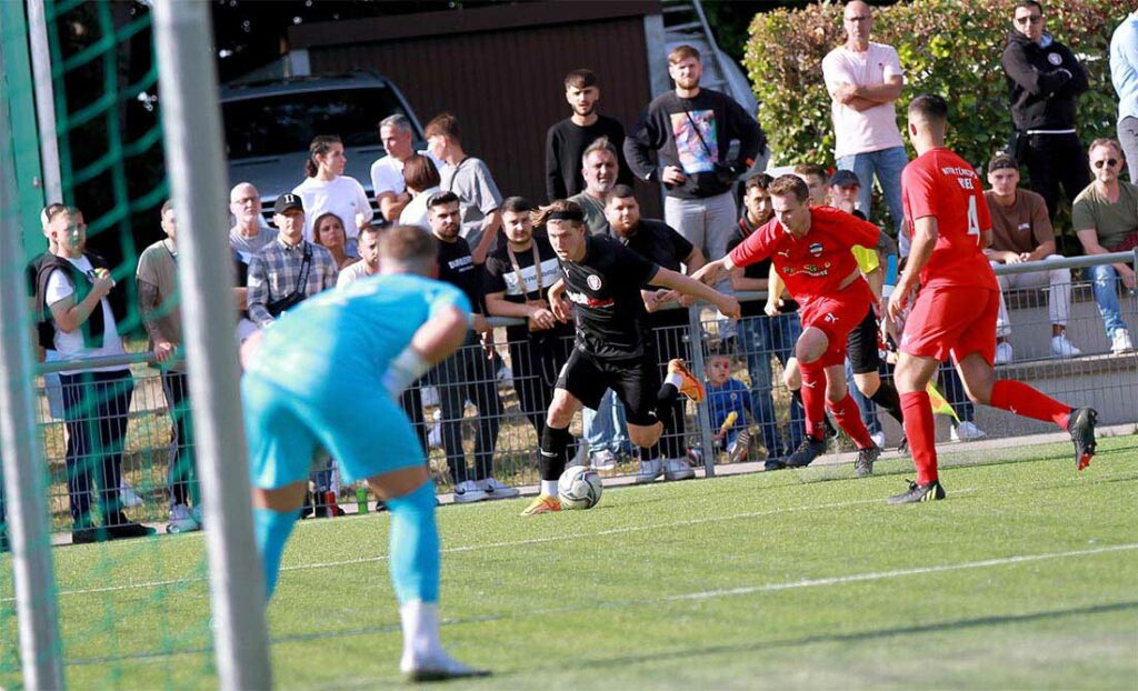 Jan Matti Seidel (Kilia Kiel) gegen Andre Volkers auf dem Weg zu seiner Vorlage zum 2:0 durch Julius Alt. Quelle: Ismail Yesilyurt
