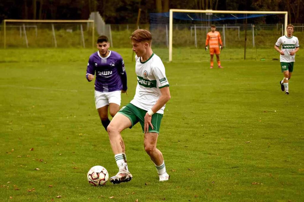 Lucas Schulze (am Ball, PSV Neumünster) war eine der auffälligsten Spieler auf dem Platz. Archivfoto © 2024 Olaf Wegerich