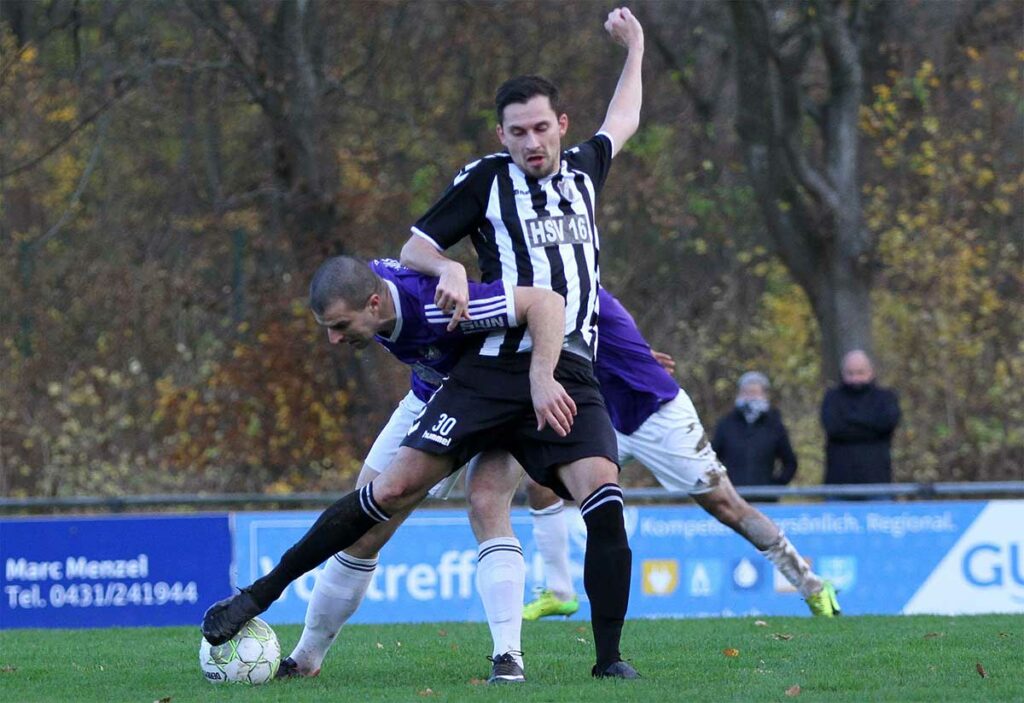 Einer der vielen Tänze im Mittelfeld – Vuk Vukelic (li.) gegen HSV-Akteur Carsten Dienelt. Einer der vielen Tänze im Mittelfeld - Vuk Vukelic (li.) gegen HSV-Akteur Carsten Dienelt. © Ismail Yesilyurt