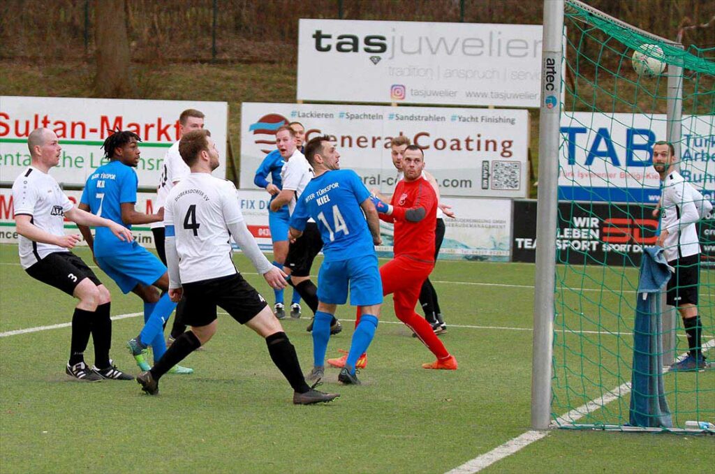 Der Inter-Vulkan kurz vor dem Ausbruch - Ali Kalma (14, Inter Türkspor Kiel II) trifft per Kopf zum 2:1. © 2023 Ismail Yesilyurt