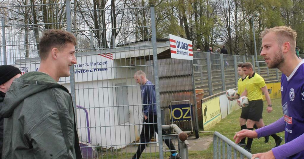 Gibt es Tipps von Holstein-Profi Phil Neumann an Jonas Schomaker (re., VfR), wie man den Aufstieg packen kann. hfr privat