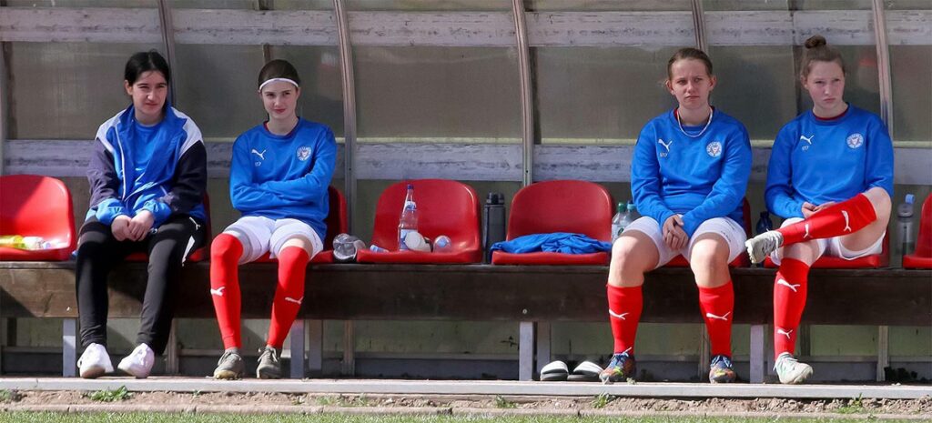 Wenn man die drei Spielerinnen rechts wegdenkt, dann hat man die Ersatzbank aus dem Werder-Spiel. Auf der sass nur Gizem Kali (li.). © Ismail Yesilyurt
