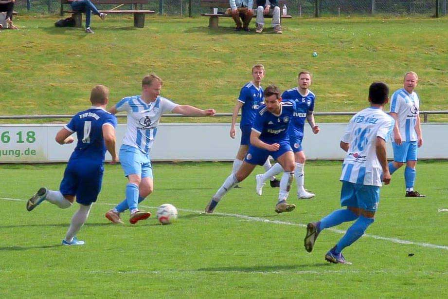 Der TSV Selent wartete auf Umschaltgelegenheiten. Jonas Beese (am Ball, VfB Kiel) gibt hier aber keine Möglichkeit für den Gegner. © 2023 Tobias Möhle