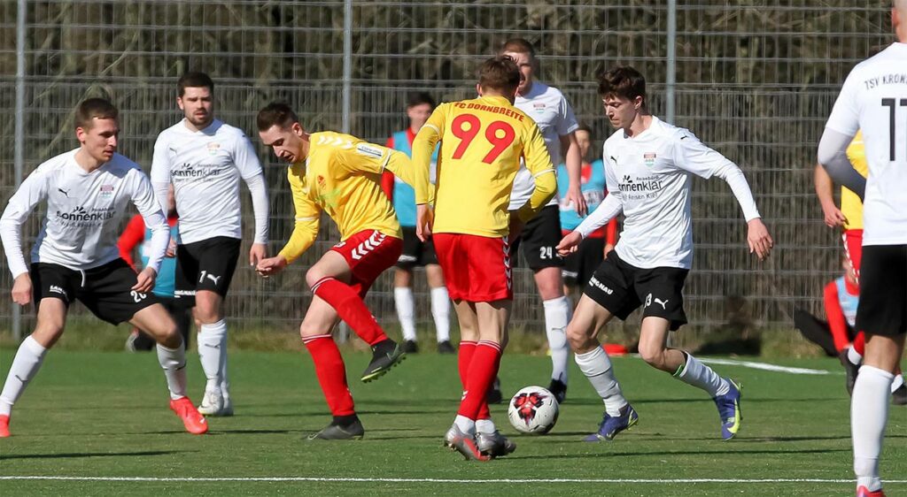 Marvin Müller (am Ball, TSV Kronshagen) nutzte zwei Konter nicht aus, Luca Lübcke (99) dagegen schon. Marvin Müller (am Ball, TSV Kronshagen) nutzte zwei Konter nicht aus, Luca Lübcke (99)dagegen schon. © Ismail Yesilyurt