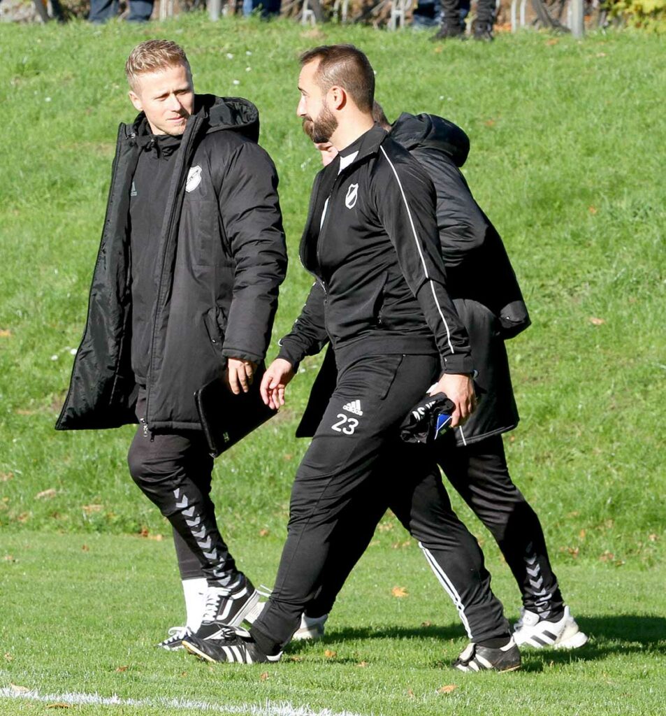HSV-Trainer Nedeljko Veselinovic (li.) und Co Guido Braasch sahen Chancenwucher auf beiden Seiten. ©Ismail Yesilyurt HSV-Trainer Nedeljko Veselinovic (li.) und Co Guido Braasch sahen Chancenwucher auf beiden Seiten. ©Ismail Yesilyurt