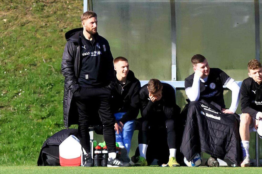 In TSV Flintbek schaute Coach Florian Stahl zuerst zu. Dann kam, sah und siegte der Spielertrainer. © 2024 Ismail Yesilyurt