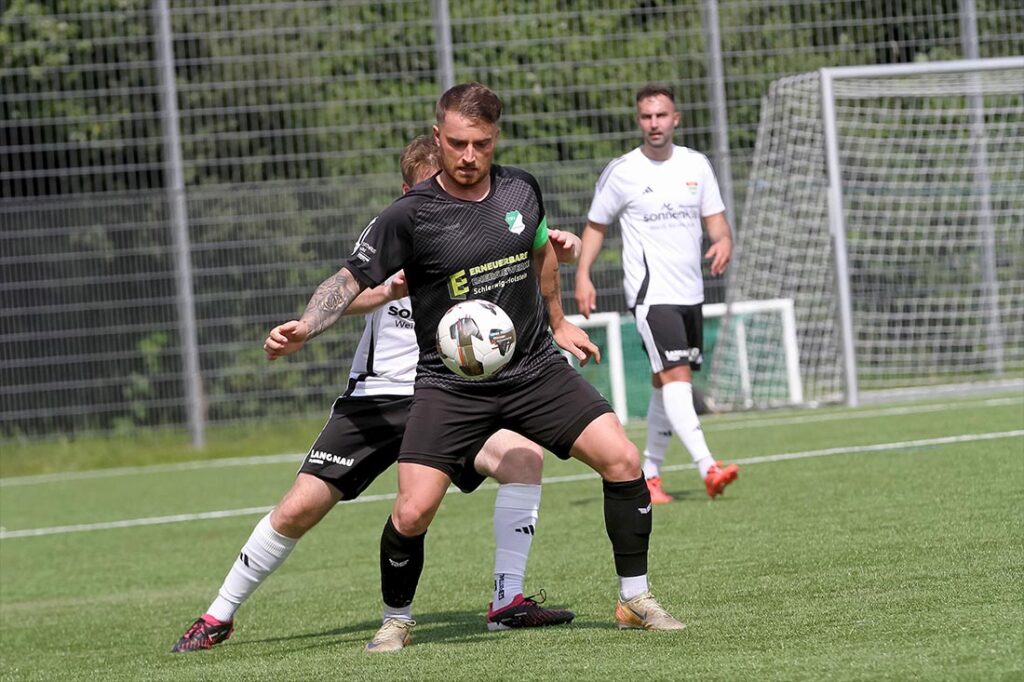 Kapitän Ruda Jaber und der TSV Hattstedt produzieren zu viele Fehler. © 2025 Ismail Yesilyurt Kapitän Ruda Jaber und der TSV Hattstedt produzieren zu viele Fehler. © 2025 Ismail Yesilyurt