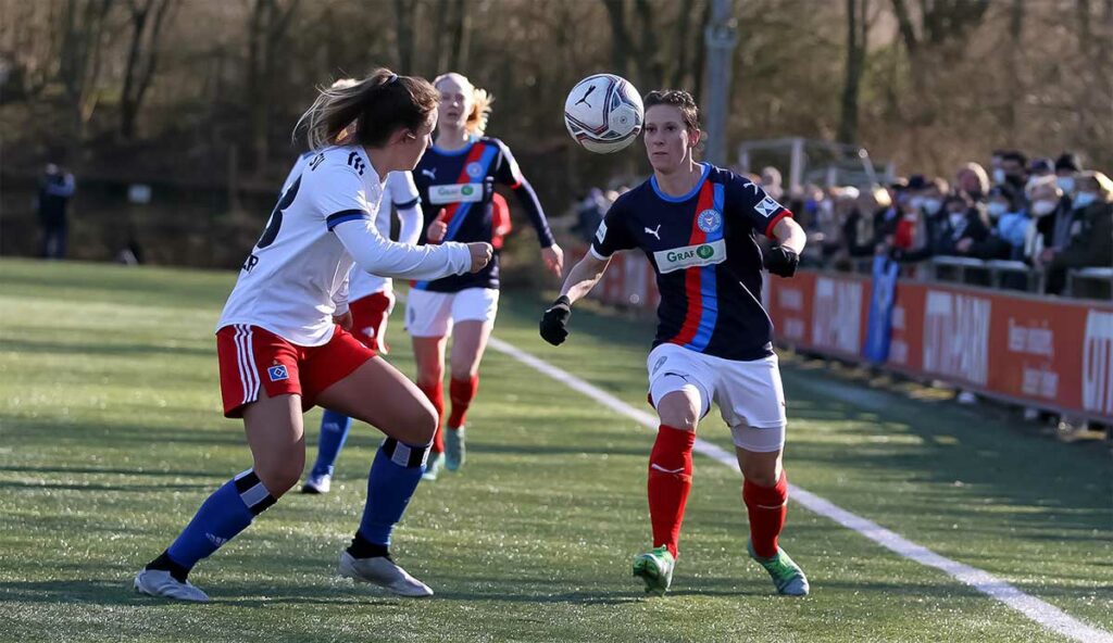 Sandra Krohn machte auf der linken Bahn ein sehr gutes Spiel, links Antonia Fischer (HSV). Sandra Krohn machte auf der linken Bahn ein sehr gutes Spiel, links Antonia Fischer (HSV). © Ismail Yesilyurt
