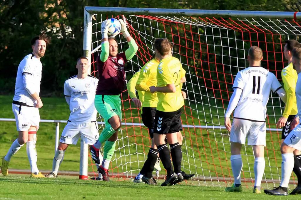 Trotz Handicap sicher wie eh und je. PSG-Keeper Thomas Bohrmann fängt einen Eckball ab. © 2024 Ismail Yesilyurt