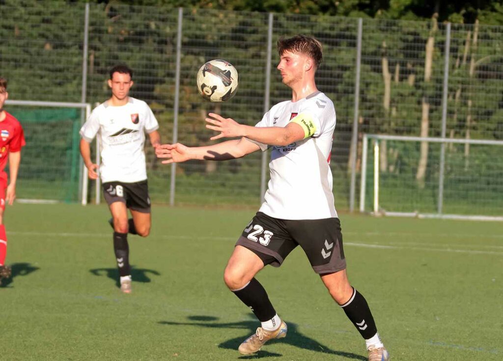 Mannschaftskapitän Til Berg bereitet das 3:1 für den TSV Kropp vor. © 2024 Ismail Yesilyurt Mannschaftskapitän Til Berg bereitet das 3:1 für den TSV Kropp vor. © 2024 Ismail Yesilyurt