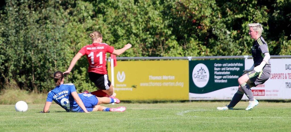 Laura Bahr (SG NieBar) wird von Lea Bantin (Hagen Ahrensburg) gestoppt. © Nicklaus Laura Bahr (SG NieBar) wird von Lea Bantin (Hagen Ahrensburg) gestoppt. © Nicklaus