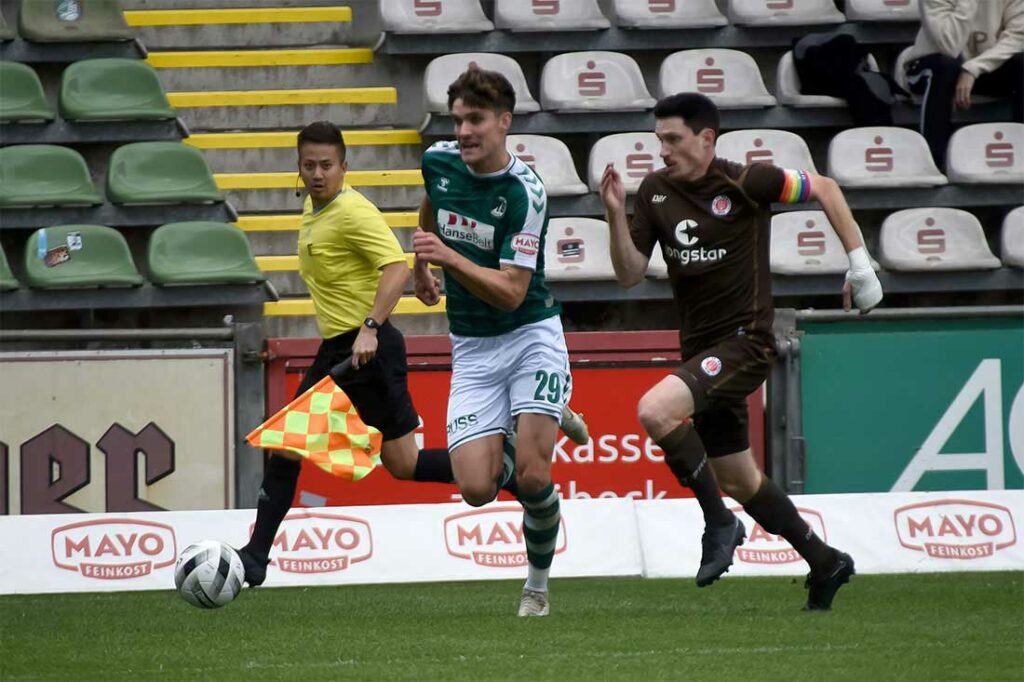 Mats Facklam (li., VfB Lübeck) mit einem kleinen Vorsprung gegenüber gegen Sven Mende (St. Pauli II). Quelle: Olaf Wegerich