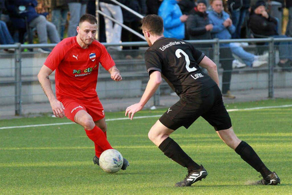 Kastriot Alija (li., Inter Türkspor Kiel), gegen Thilo Lorenz (Eckernförder SV),  hat seinen Aktionen immer Tempo und Dynamik drin. © 2023 Ismail Yesilyurt