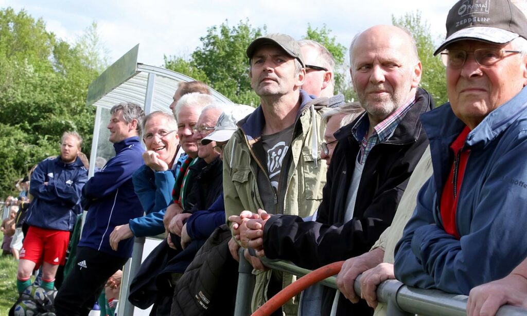 Die Fans des MTSV Hohenwestedt freuten sich über ein kurzweiliges Spiel. Die Fans des MTSV Hohenwestedt freuten sich über ein kurzweiliges Spiel. © Ismail Yesilyurt