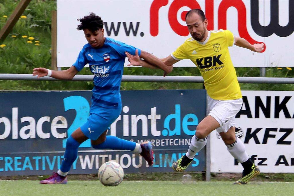 Joshua Wandel (Inter II) ist mit seiner Schnelligkeit prädestiniert für das Flügelspiel. Takuto Kojima (Altenholz II) hat große Probleme mit dem Tempo. © 2023 Holger Klaschka
