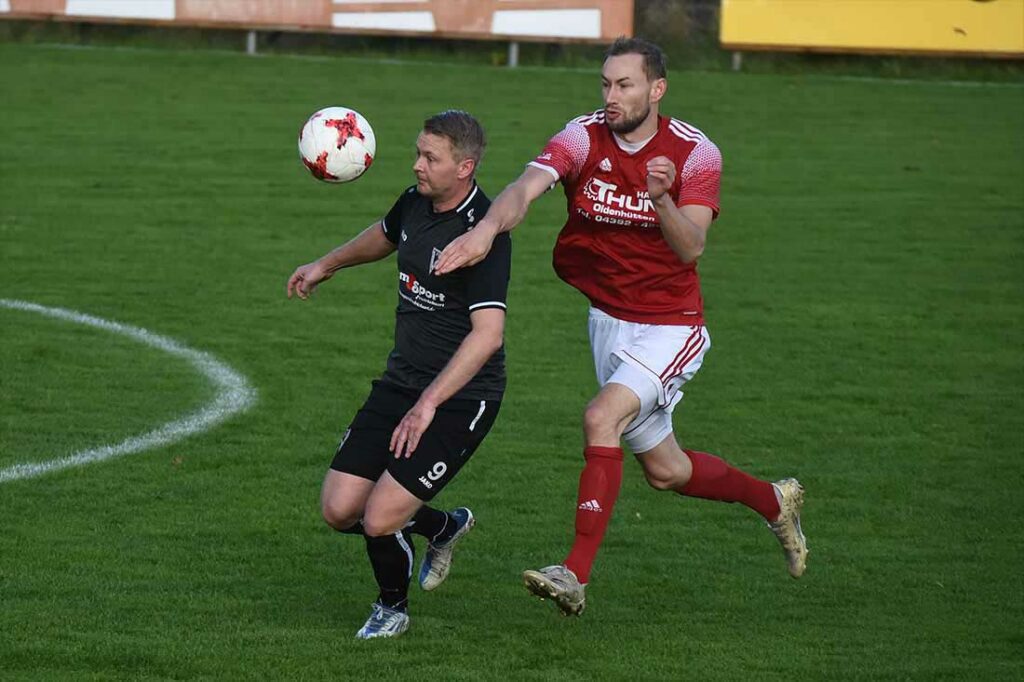 Tim Kluck (Vineta Audorf), der von  Luca Schwark (Bargstedt)verfolgt wird, konnte nach der Pause dem Spiel auch keine neue Wende geben. © 2022 Olaf Wegerich