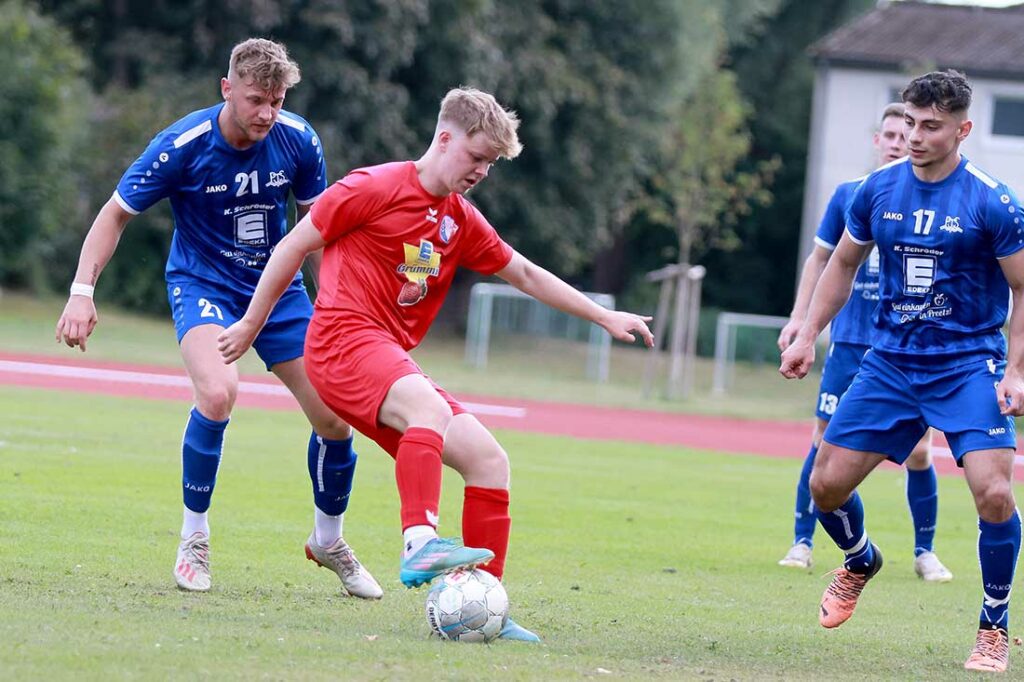 Tungendorfs Talent Linus Knöfel hat mit Neil Helbing (li.) und Melih Cerrah zwei Leistungsträger der Preetzer vor sich. Quelle: Ismail Yesilyurt