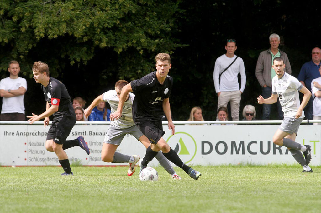 Ole Sellmer (Suchsdorfer SV) versucht Tempo in die Aktion zu bringen. © 2025 Ismail Yesilyurt Ole Sellmer (Suchsdorfer SV) versucht Tempo in die Aktion zu bringen. © 2025 Ismail Yesilyurt