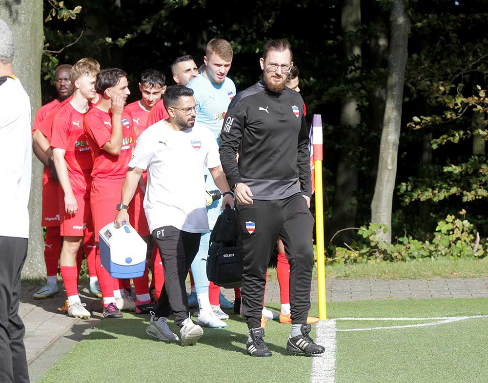 Nicklas Loose (Inter Türkspor Kiel) erwartet, dass seine Schützlinge die Lehren aus dem blutleeren Auftritt in Hälfte eins ziehen. © 2023 Ismail Yesilyurt