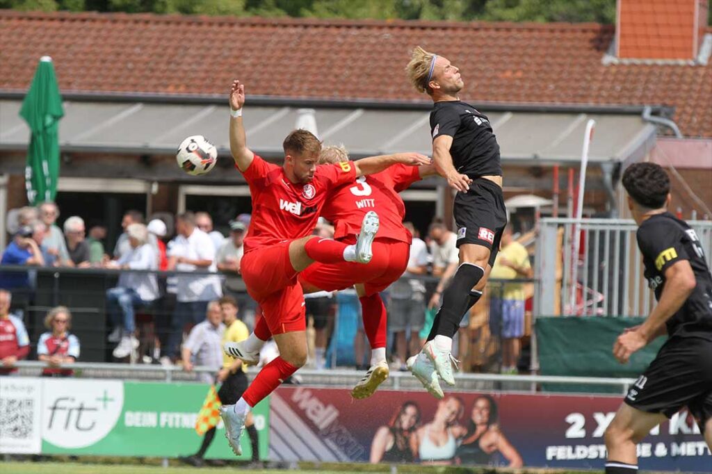 Luca Senger (Kilia Kiel) und Ove Witt (verdeckt) gegen Rasmus Tobinski (SC Weiche Flensburg 08). © 2026 Ismail Yesilyurt