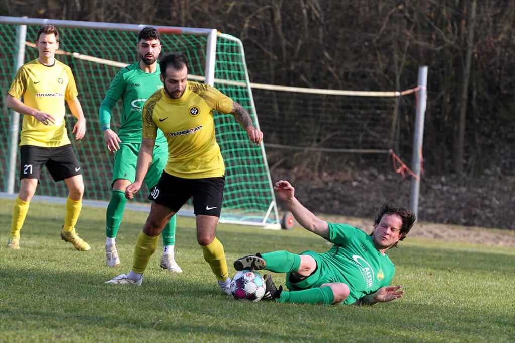 Marco Franciosi (Wiker SV) holt den Ball vom am Boden liegenden Henrik Listner (MED SV) ab. © 2025 Ismail Yesilyurt