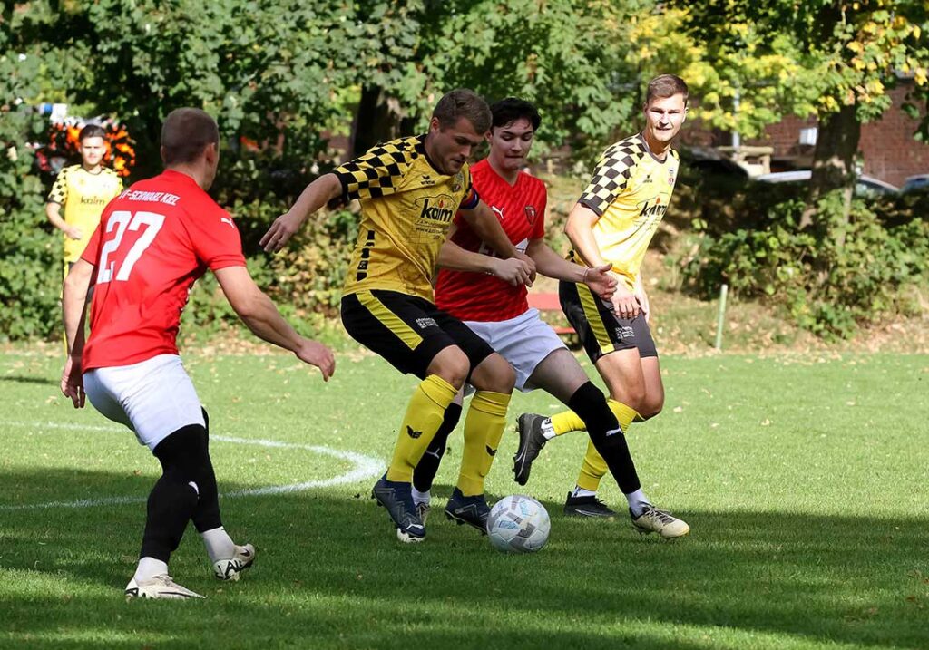 Eduard Klemmer (Frisia Risum-Lindholm, am Ball) arbeitet viel im Frisia-Mittelfeld. © 2024 Ismail Yesilyurt Eduard Klemmer (Frisia Risum-Lindholm, am Ball) arbeitet viel im Frisia-Mittelfeld. © 2024 Ismail Yesilyurt