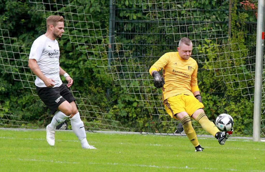 Thorge Jess (li., Kronshagen) fand in Keeper Tjark Klarmann (TSV Flintbek) seinen Meister. © 2023 Ismail Yesilyurt Thorge Jess (li., Kronshagen) fand in Keeper Tjark Klarmann (TSV Flintbek) seinen Meister. © 2023 Ismail Yesilyurt