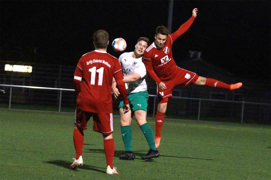 Robin Schubert (re., Eidertal), der das Kopfballduell gegen Bennet Vetter gewinnt, war nach einer langen Pause wieder dabei. © 2022 Ismail Yesilyurt