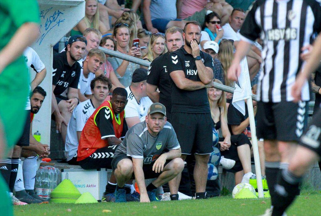 Mark Hungerecker (hockend, Trainer SVE Comet Kiel). © 2022 Ismail Yesilyurt Mark Hungerecker (hockend, Trainer SVE Comet Kiel). © 2022 Ismail Yesilyurt