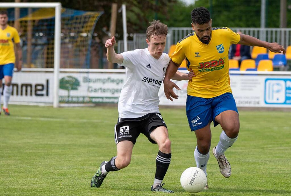 Noah Awuku (SV Todesfelde) gegen Helge Kröger (Heider SV). © 2026 Volker Schlichting Noah Awuku (SV Todesfelde) gegen Helge Kröger (Heider SV). © 2026 Volker Schlichting
