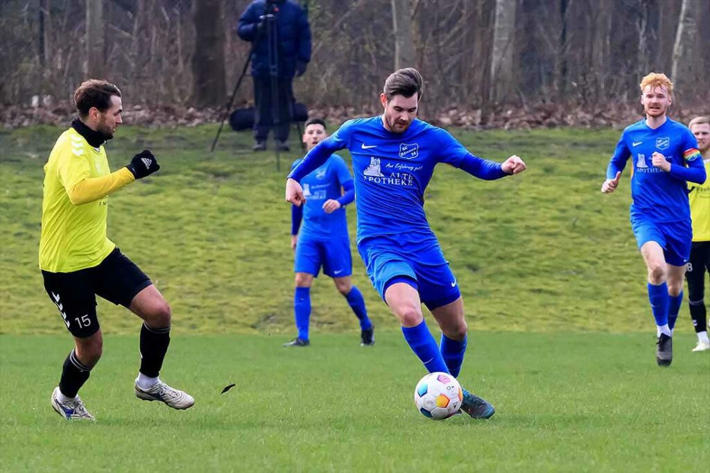 Janick Loose (am Ball, SC Rönnau) hat in der Verbandsliga Ost 16 Mal getroffen. So oft wie kein anderer. © 2024 Ismail Yesilyurt