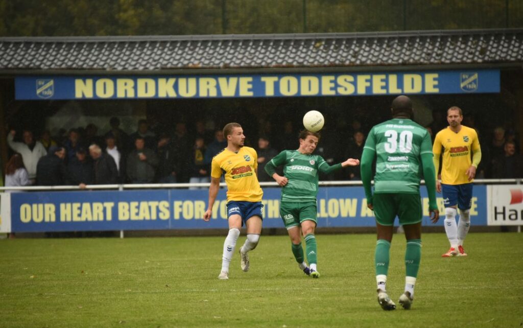 Tom Zarpe, hier im Duell mit Noel Denis vom SV Todesfelde, steht vor seiner Rückkehr. © 2025 Olaf Wegerich Tom Zarpe hier im Duell mit Noel Denis vom SV Todesfelde steht vor seiner Rückkehr. © 2025 Olaf Wegerich_074