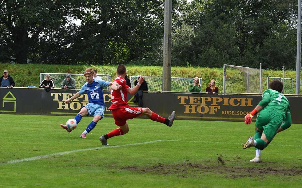 Cedric Nielsen zielt zu genau und setzt den Ball ueber das Tor. © 2026 Markus Till Cedric Nielsen zielt zu genau und setzt den Ball ueber das Tor. © 2026 Markus Till