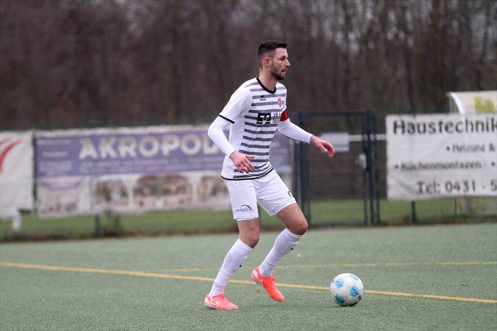 Kapitän Jonas Goos (TSV Friedrichsberg-Busdorf) ist ein Stützpfeiler im Abstiegskampf. © 2025 Ismail Yesilyurt Kapitän Jonas Goos (TSV Friedrichsberg-Busdorf) ist ein Stützpfeiler im Abstiegskampf. © 2025 Ismail Yesilyurt