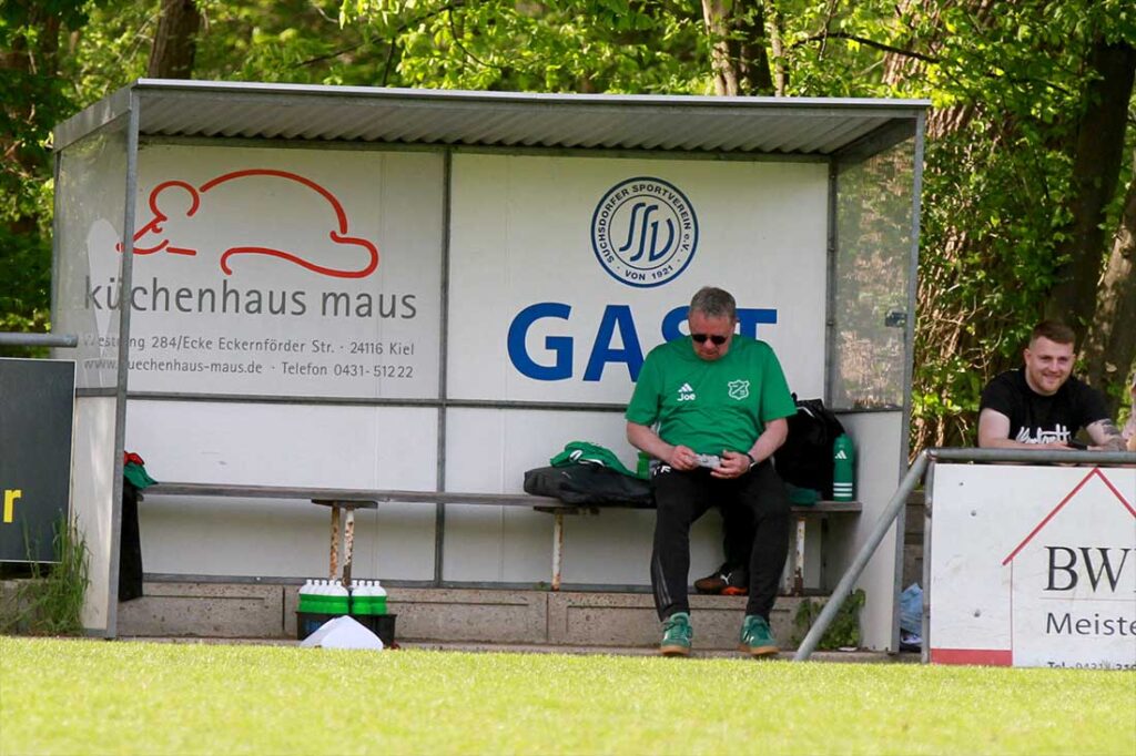 Cheftrainer Christian Ippig (TSV Gremersdorf) hatte in dieser Saison oft großzügigen Raum auf seiner Bank. © 2026 Ismail Yesilyurt